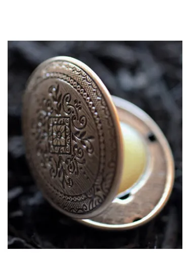 Perfume Figure 1: Noir de Roxana Illuminated Perfume